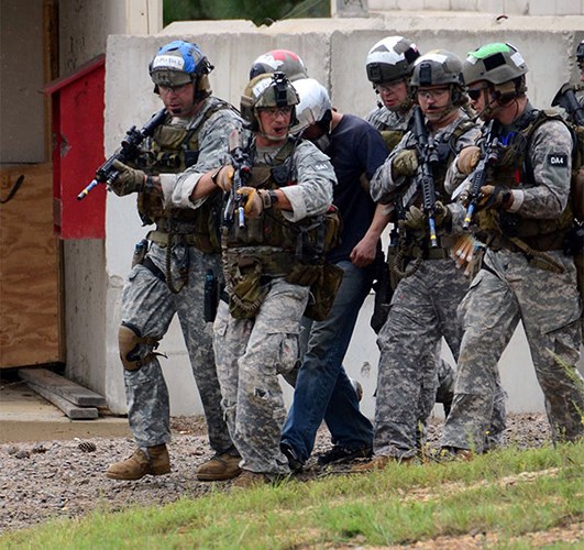 Đặc nhiệm Mỹ thực hành tác chiến cùng các loại vũ khí hiện đại